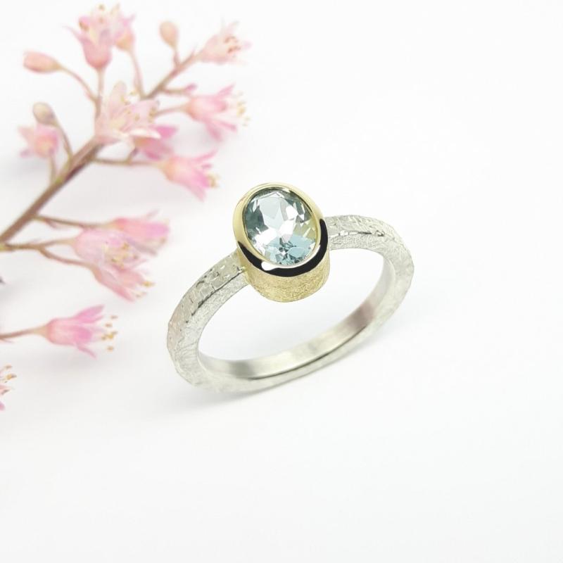 Bague martelée en argent 925/-, or jaune 18kt, sertie d'une aigue-marine. Pièce unique.