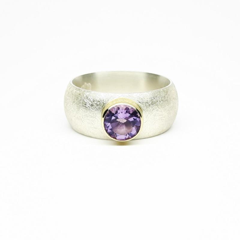 Bague en argent 925/-, or jaune 18kt et améthyste ø7mm.
