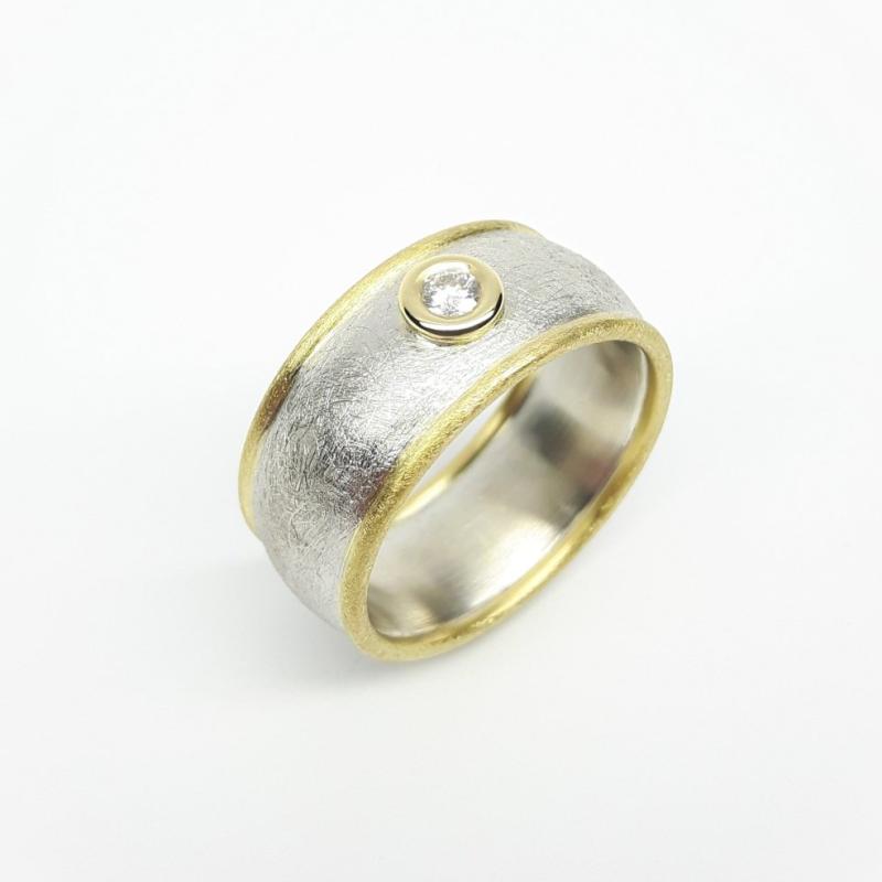 Bague en argent 925/-, or jaune 18kt et diamant. Pièce unique.