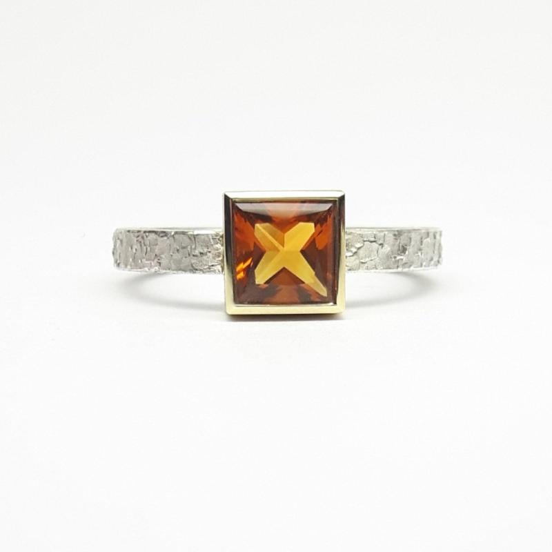 Bague martelée en argent 925/-, or jaune 18kt, sertie d'une citrine. Pièce unique.