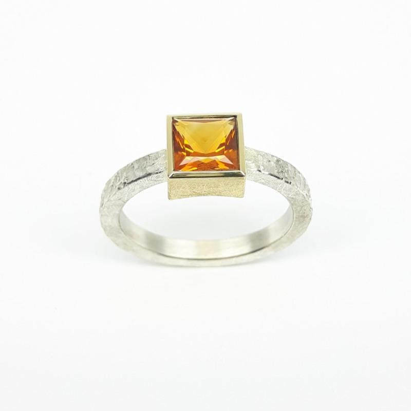 Bague martelée en argent 925/-, or jaune 18kt, sertie d'une citrine. Pièce unique.
