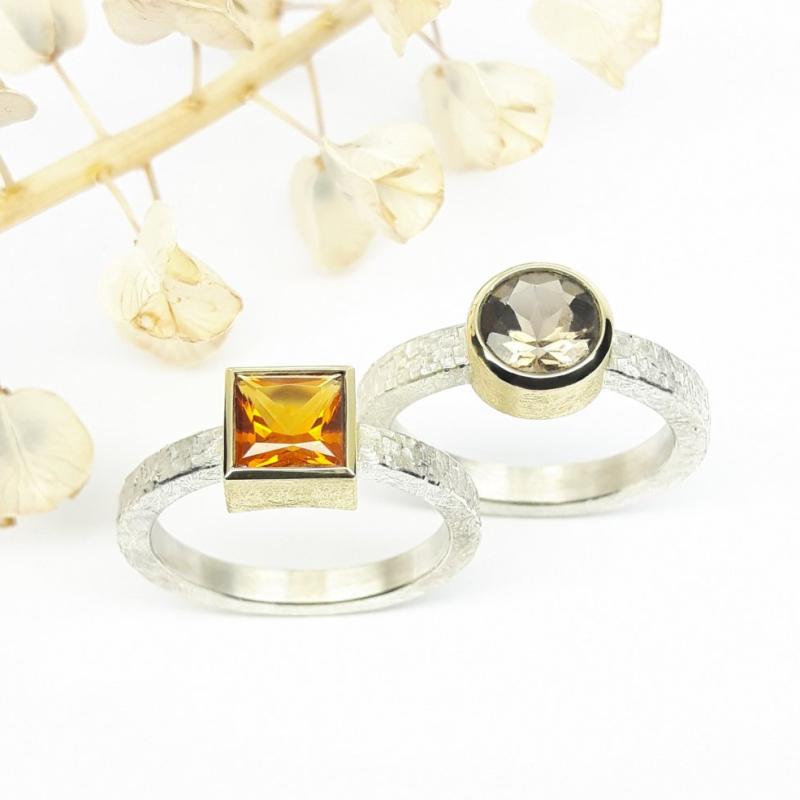 Bague martelée en argent 925/-, or jaune 18kt, sertie d'une citrine. Pièce unique.