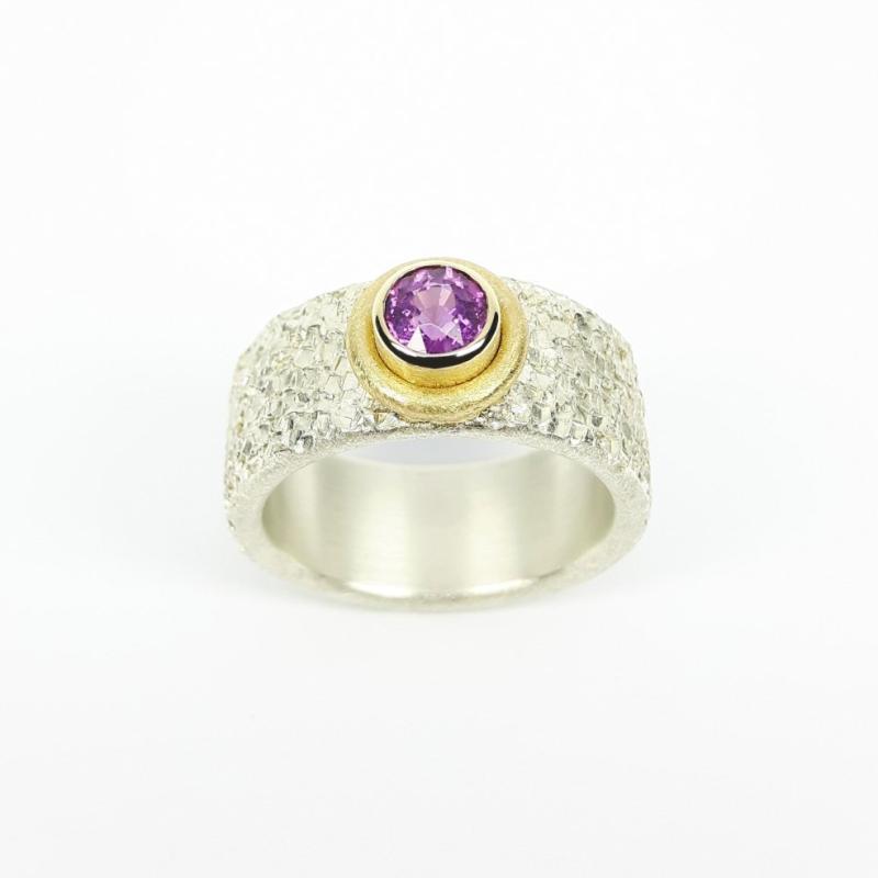 Bague martelée en argent 925/-, or jaune 18kt, sertie d'un grenat pourpre. Pièce unique.