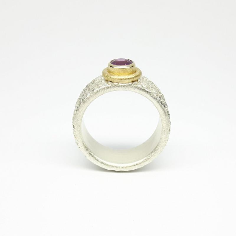 Bague martelée en argent 925/-, or jaune 18kt, sertie d'un grenat pourpre. Pièce unique.