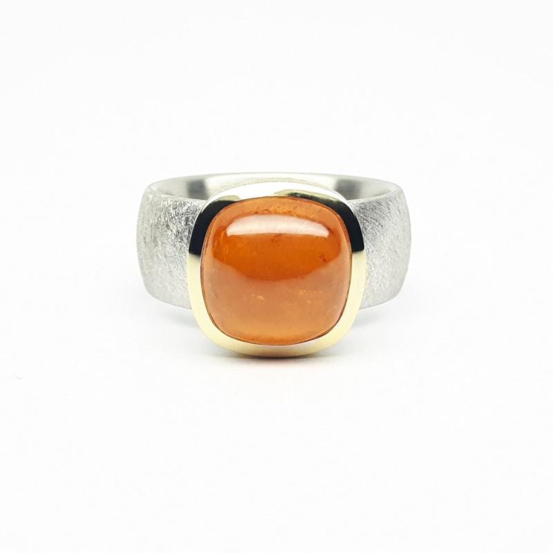 Bague en argent 925/-, or jaune 18kt et grenat mandarin. Pièce unique.