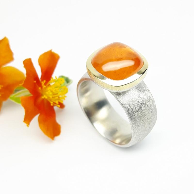 Bague en argent 925/-, or jaune 18kt et grenat mandarin. Pièce unique.