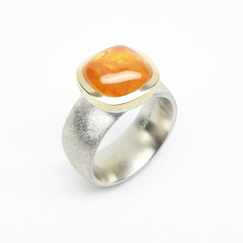 Bague en argent 925/-, or jaune 18kt et grenat mandarin. Pièce unique.