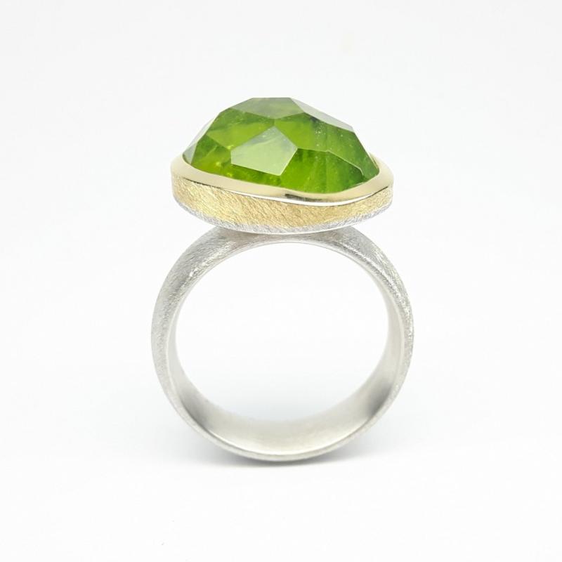 Bague en argent 925/-, or jaune 18kt et péridot en taille