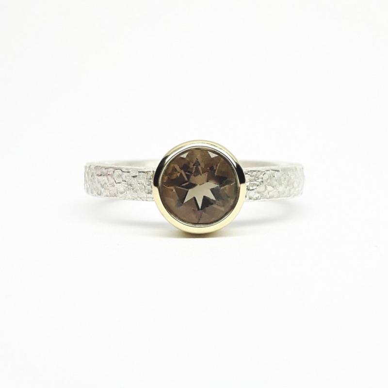 Bague martelée en argent 925/-, or jaune 18kt, sertie d'une quartz fumée. Pièce unique.