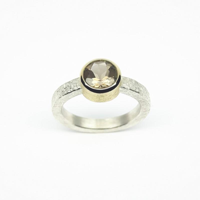 Bague martelée en argent 925/-, or jaune 18kt, sertie d'une quartz fumée. Pièce unique.