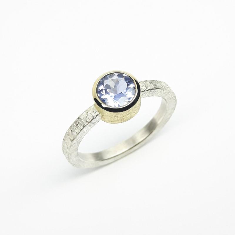 Bague martelée en argent 925/-, or jaune 18kt, sertie d'une tanzanite. Pièce unique.