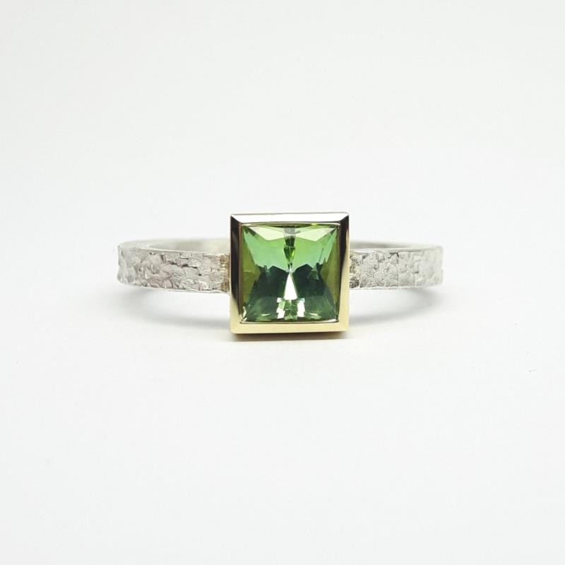 Bague martelée en argent 925/-, or jaune 18kt, sertie d'une tourmaline. Pièce unique.