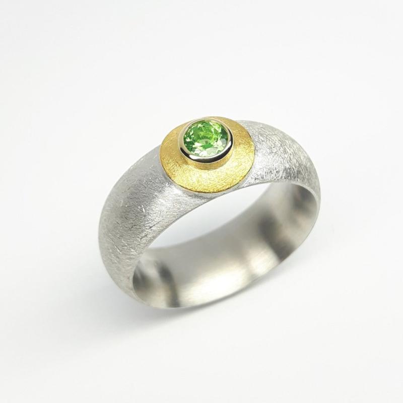 Bague en argent 925/-, or jaune 18kt et tsavorite Ø4mm.