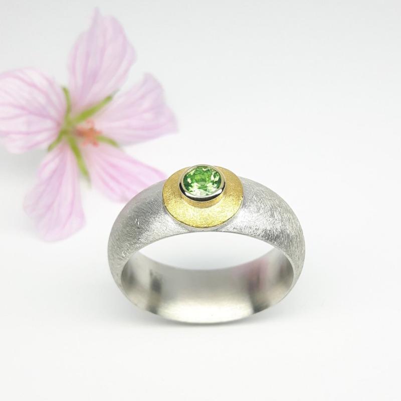 Bague en argent 925/-, or jaune 18kt et tsavorite Ø4mm.