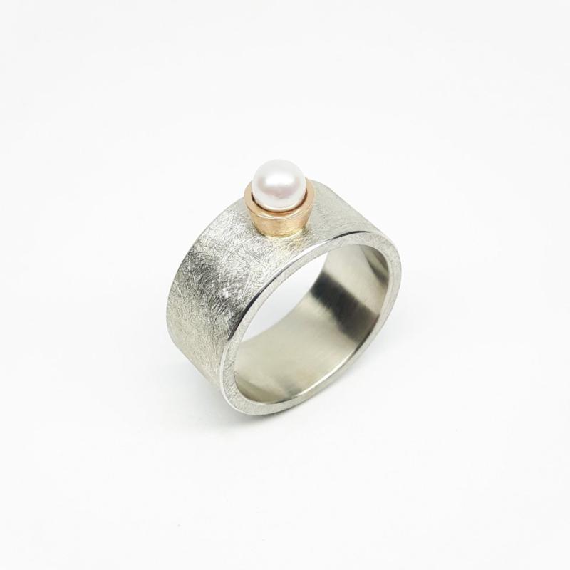 Bague en argent 925/-, or rouge 18kt et perle akoya.