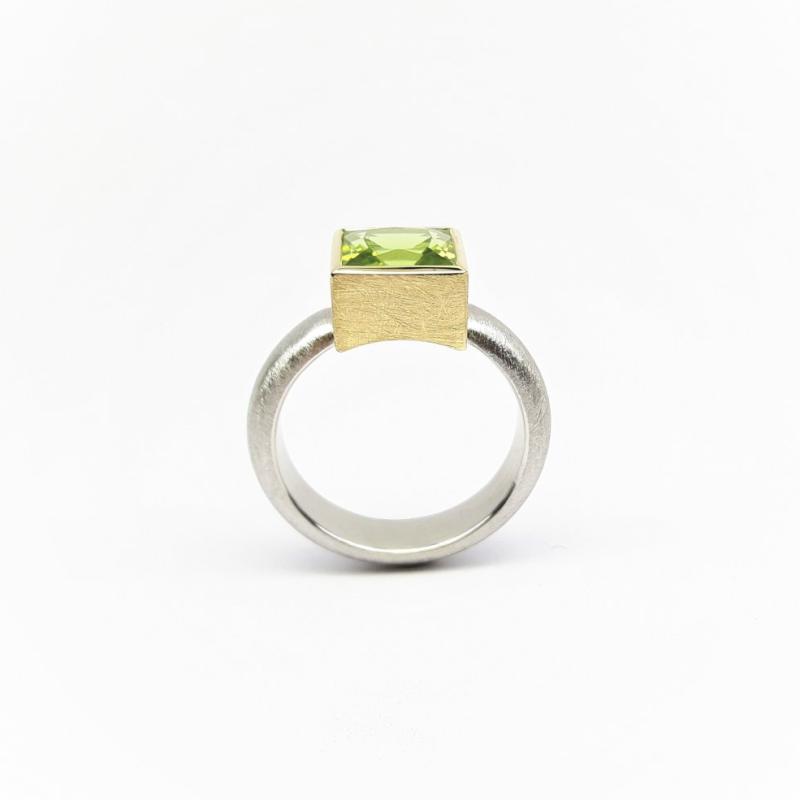 Bague en argent 925/-, or jaune 18kt et péridot en taille princesse. pièce unique.