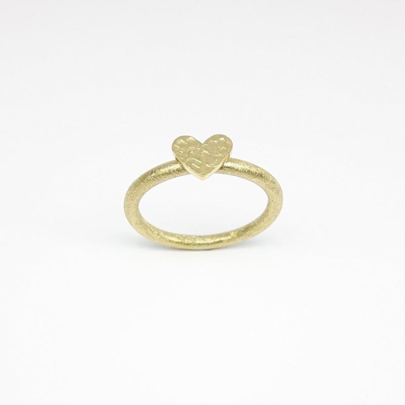 Bague en or jaune 18kt, coeur martelé.