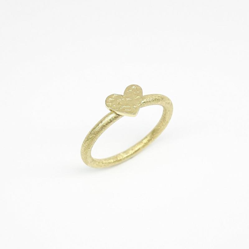 Bague en or jaune 18kt, coeur martelé.