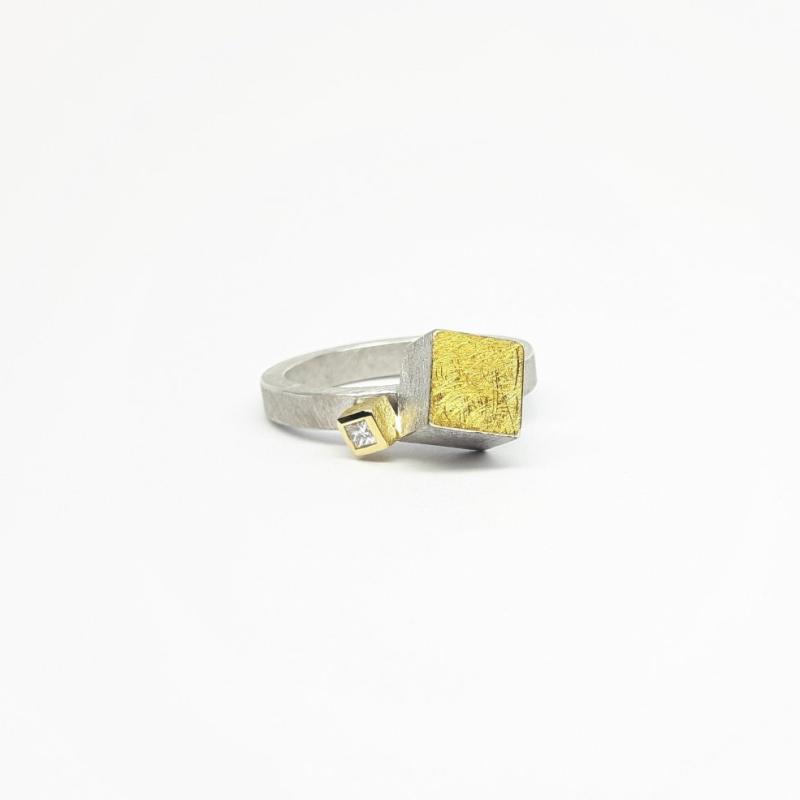 Bague en argent 925/-, or jaune 18kt, or fin et diamant princesse 0,05ct. Pièce unique.