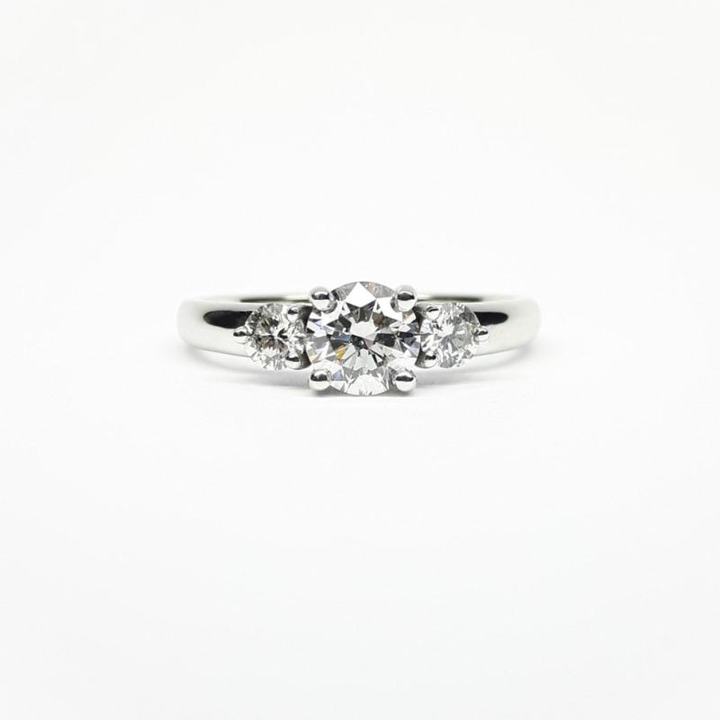 Bague en or blanc 18kt et diamants 1,00ct. total. Pièce unique.