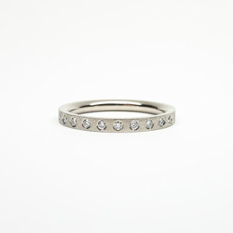 Bague en or blanc 18kt et 24 Brillants 0.29ct tot.