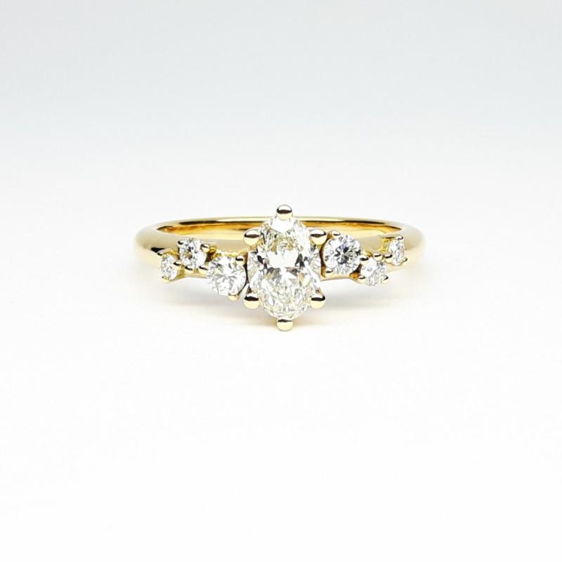 Bague solitaire en or jaune 18kt, diamant ovale et brillants. Pièce unique.