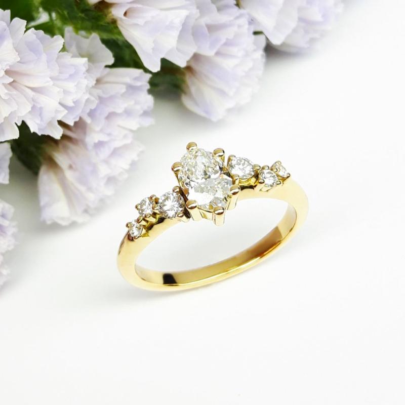 Bague solitaire en or jaune 18kt, diamant ovale et brillants. Pièce unique.