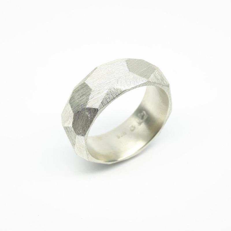 Bague en argent 925/- facettée. Pièce unique.