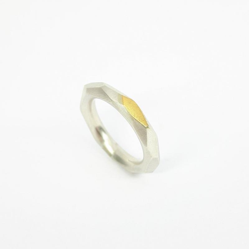 Bague à facettes, argent 925/- et or 22ct.