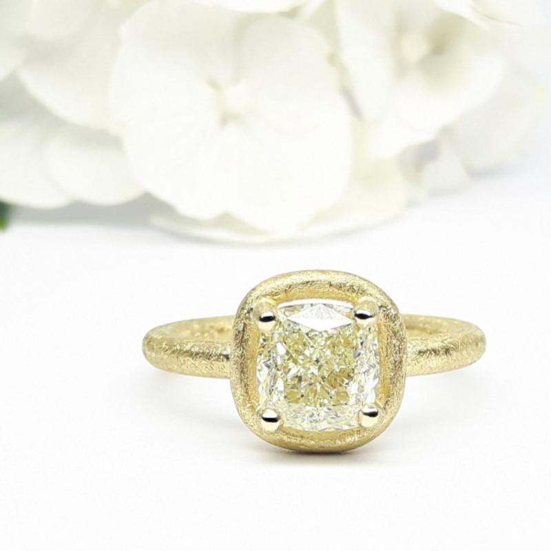 Bague solitaire en or jaune 18kt et diamant coussin 2,00ct. Pièce unique.