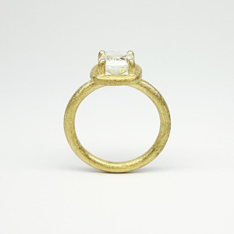 Bague solitaire en or jaune 18kt et diamant coussin 2,00ct. Pièce unique.