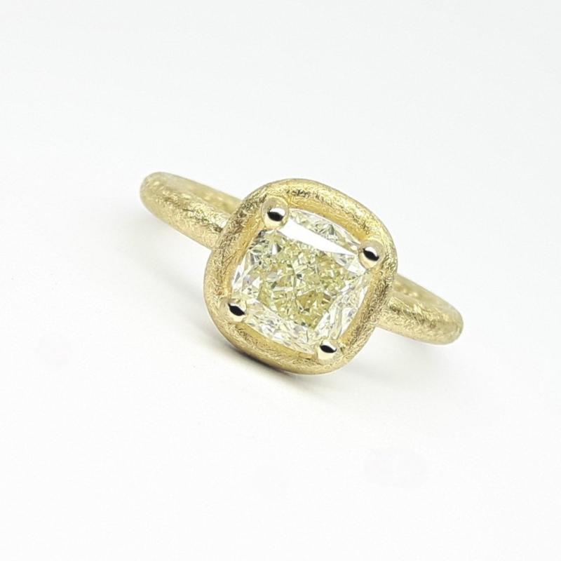Bague solitaire en or jaune 18kt et diamant coussin 2,00ct. Pièce unique.