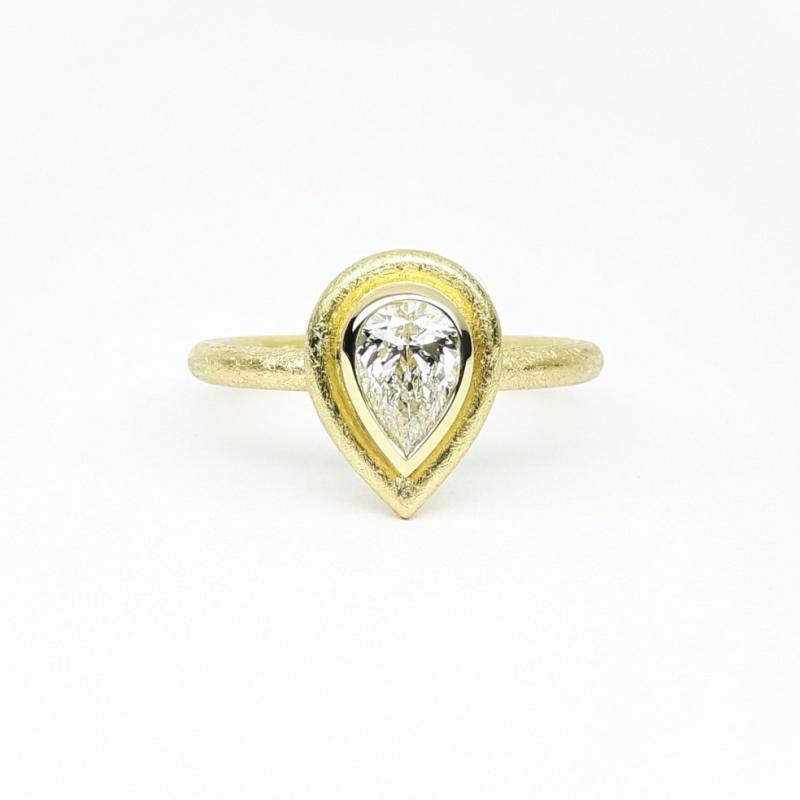 Bague en or jaune 18kt et diamant goutte 0,60ct. Pièce unique.