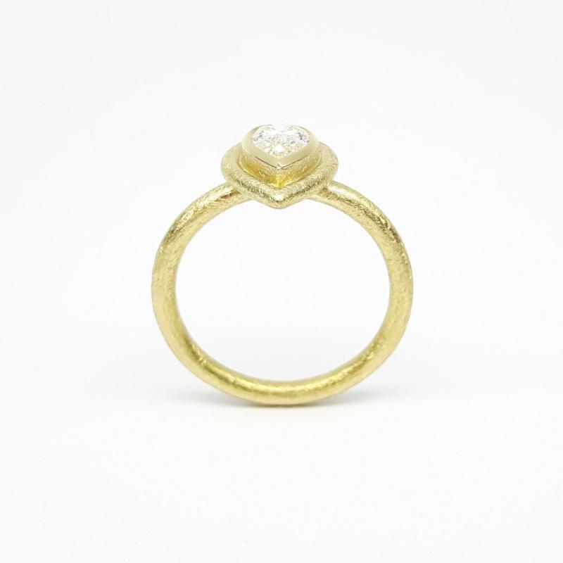 Bague en or jaune 18kt et diamant goutte 0,60ct. Pièce unique.