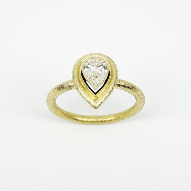 Bague en or jaune 18kt et diamant goutte 0,60ct. Pièce unique.