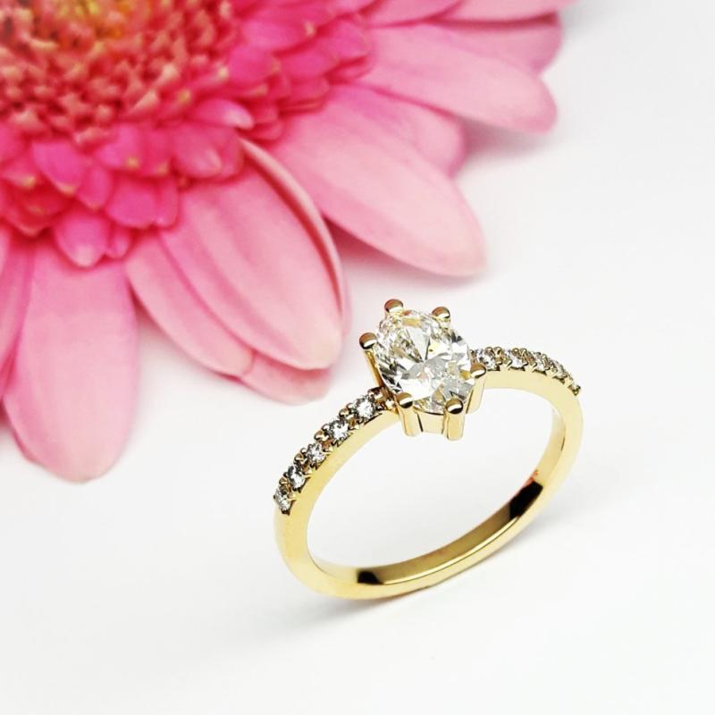 Bague solitaire en or jaune 18kt, diamant ovale et brillants. Pièce unique.