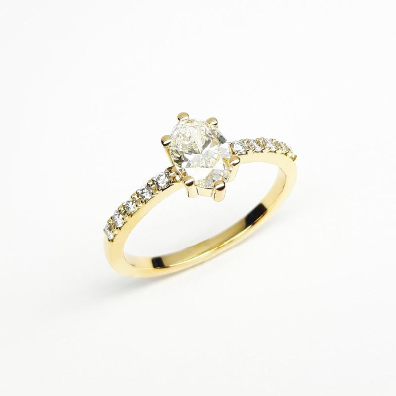 Bague solitaire en or jaune 18kt, diamant ovale et brillants. Pièce unique.
