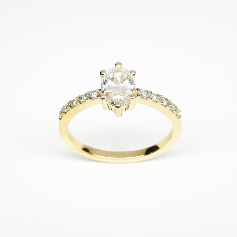 Bague solitaire en or jaune 18kt, diamant ovale et brillants. Pièce unique.