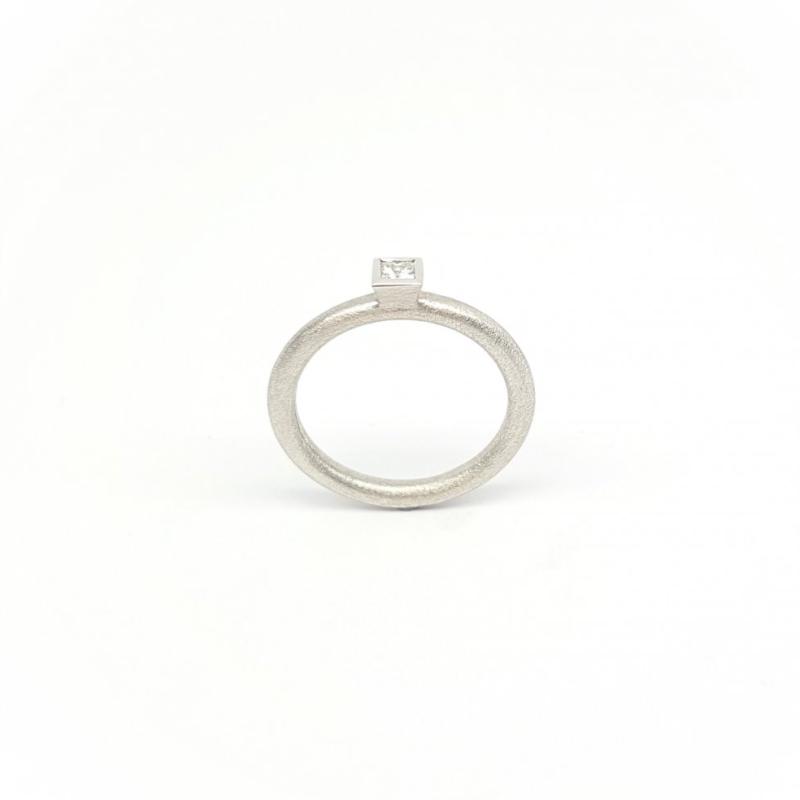 Bague solitaire en or blanc 18kt et diamant princesse.