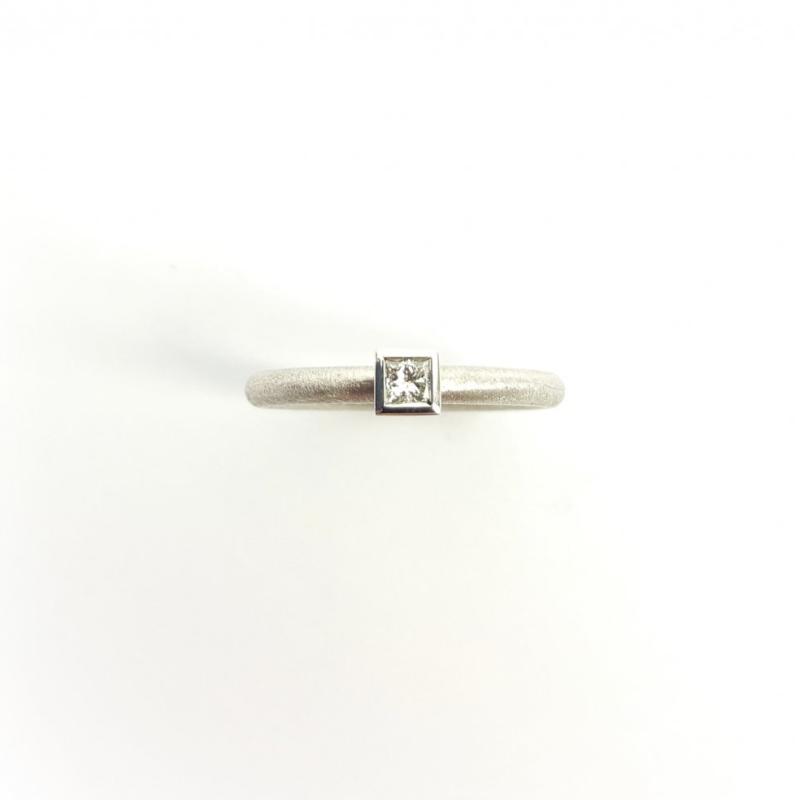 Bague solitaire en or blanc 18kt et diamant princesse.