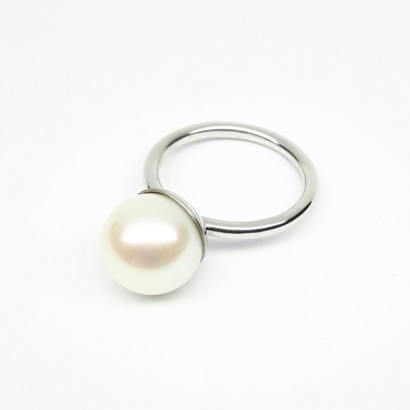 Bague en or blanc 18kt et perle d’eau douce blanche ø11,3mm. Pièce unique.