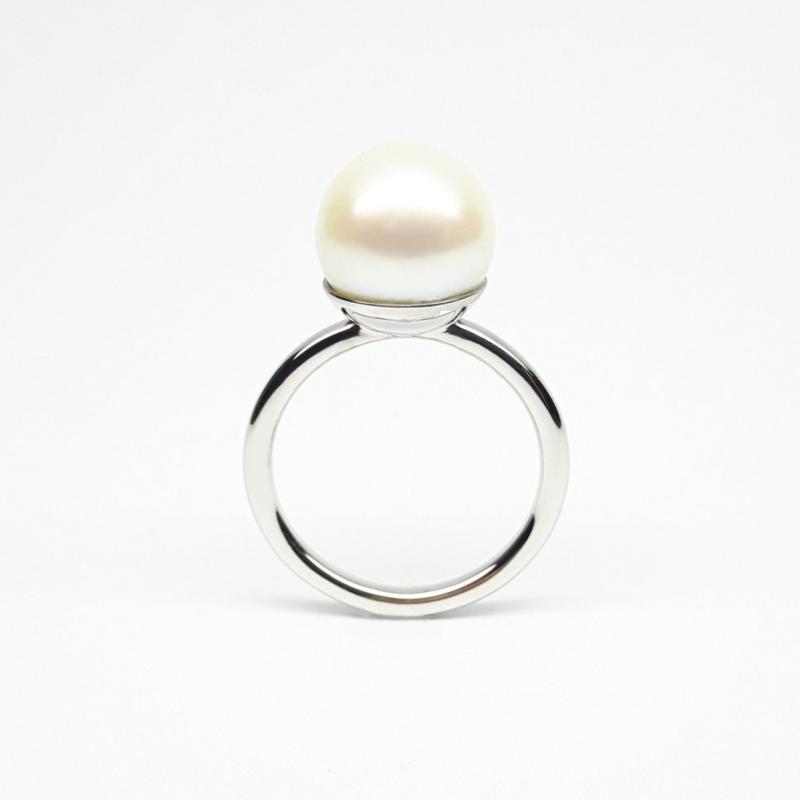 Bague en or blanc 18kt et perle d’eau douce blanche ø11,3mm. Pièce unique.