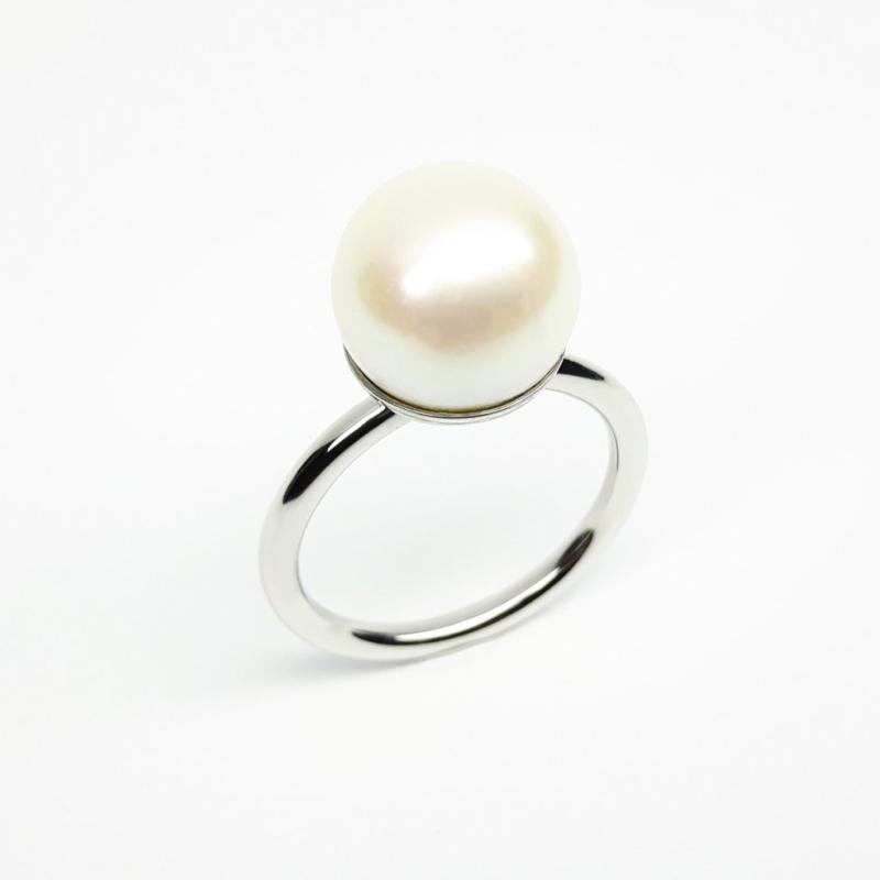 Bague en or blanc 18kt et perle d’eau douce blanche ø11,3mm. Pièce unique.