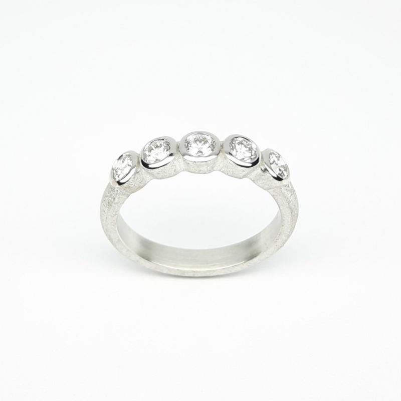 Bague en or blanc et 5 diamants à 0,50ct.