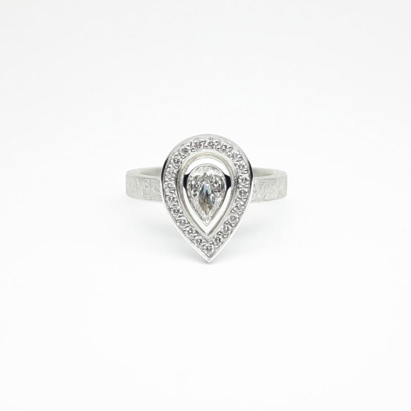 Bague en or blanc 18kt, diamant goutte 0,41ct et brillants. Pièce unique.