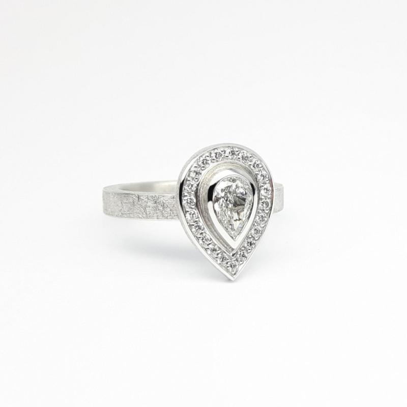 Bague en or blanc 18kt, diamant goutte 0,41ct et brillants. Pièce unique.