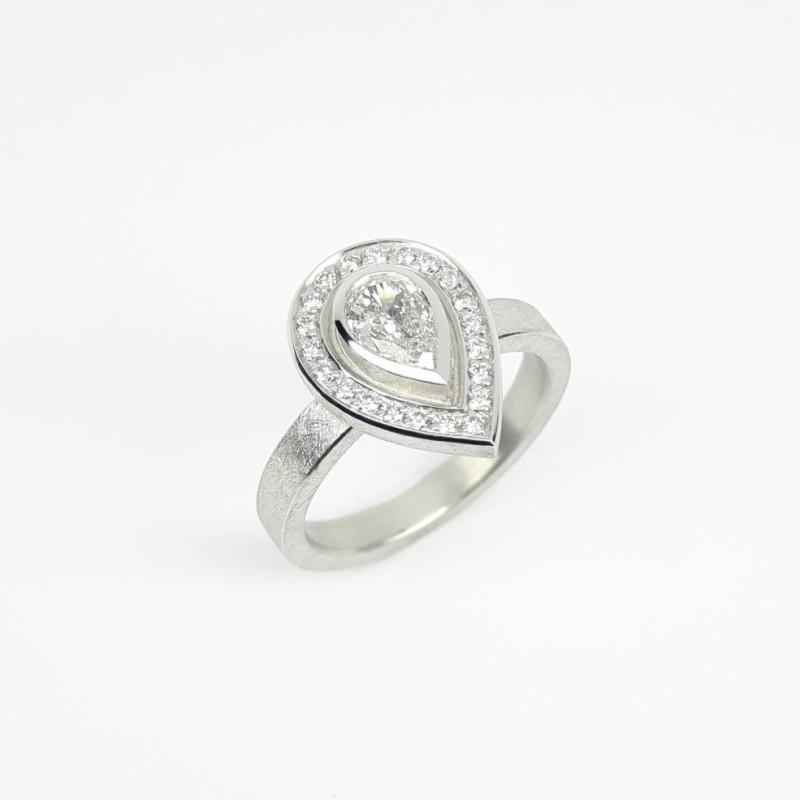 Bague en or blanc 18kt, diamant goutte 0,41ct et brillants. Pièce unique.