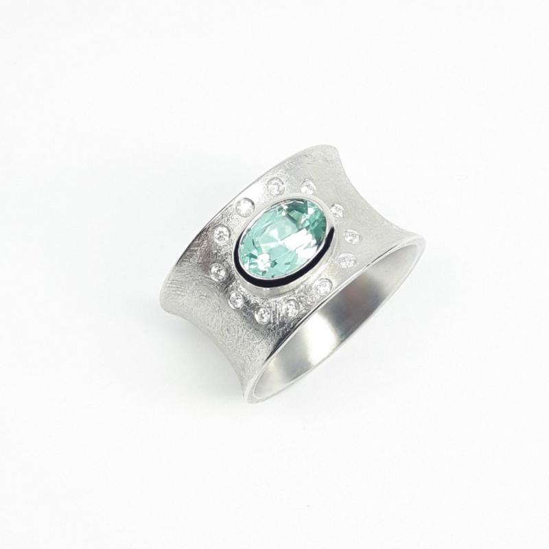 Bague en or blanc 18kt, tourmaline vert menthe et diamants. Pièce unique.