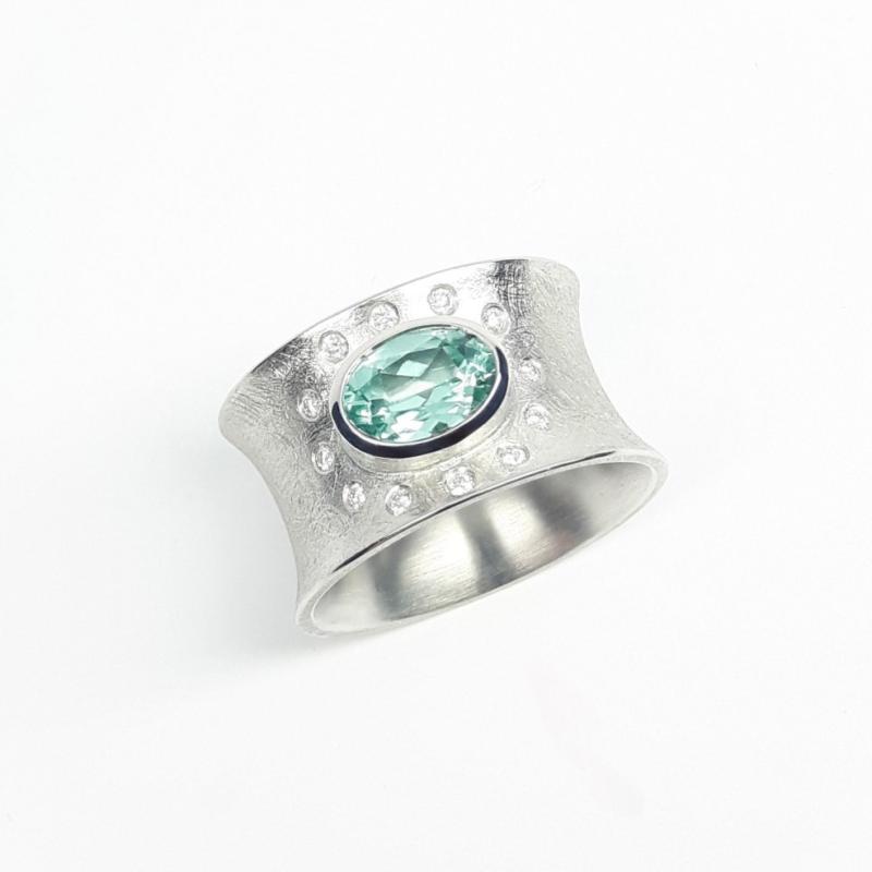 Bague en or blanc 18kt, tourmaline vert menthe et diamants. Pièce unique.