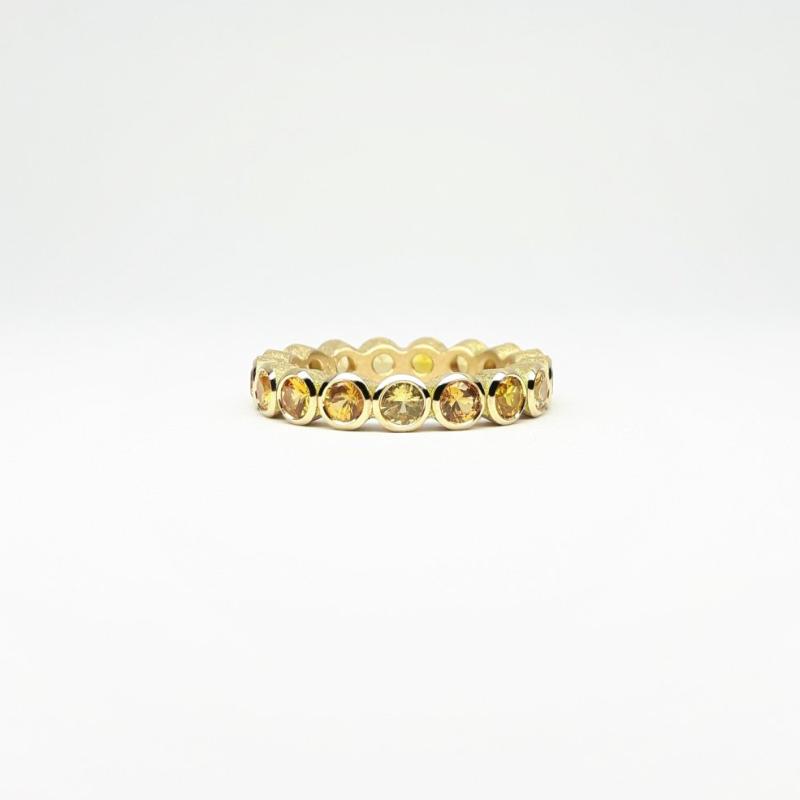 Bague en or jaune 18kt et saphirs jaunes.